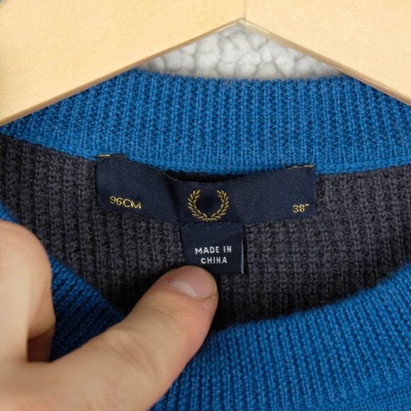 Fred Perry Sweater Mens Small Blue Wool Crew Knit Stretch Preppy Logo - Picture 8 of 9